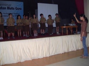 Murid-Murid TK di Kota Padang bermain Angklung