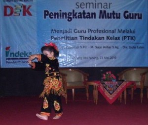 Murid TK Sedang Menari Tarian Padang