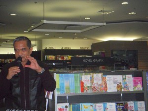 2009-08-29-bedah-buku-chappy-hakim-322