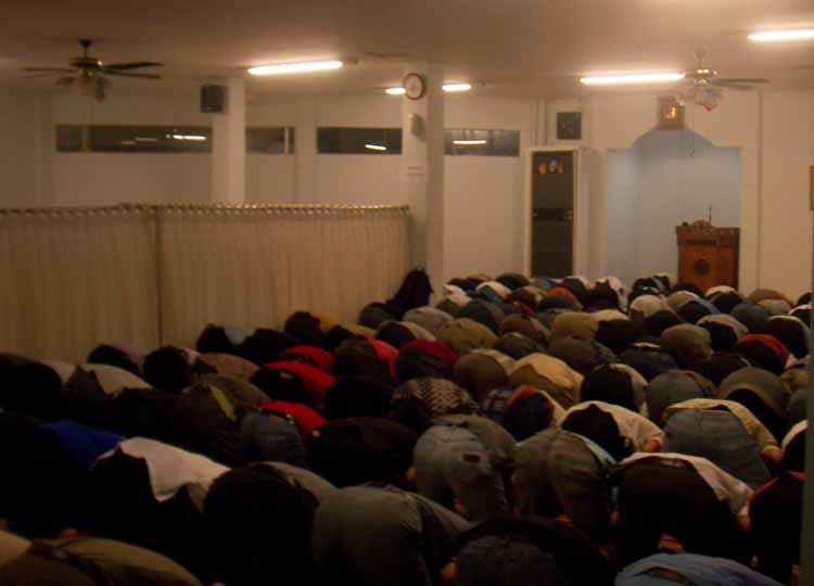 Sholat Saat sholat magghrib berjamaah di Mesjid At Tijaroh, Mal Mega Giant