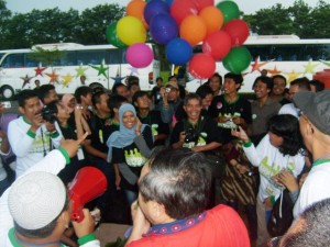 happybirthdaypohon Rombongan Amprokan Blogger bersama Pak Eka Budianta menyanyikan lagu Happy Birthday Pohon untuk merayakan ulang tahun kedua Kebun Raya Jababeka