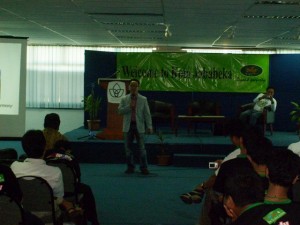 pakmadepresentasi General Manager Kota Jababeka, I Made Suryadharma menyampaikan materi presentasinya