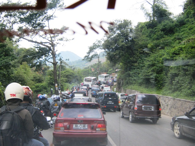 Macet menjelang turunan Nagreg, didepan persimpangan arah Tasikmalaya dan Garut