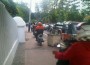 pengendara motor di trotoar