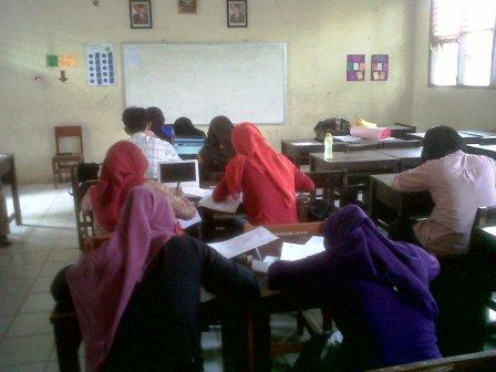 IMG00353-20121028-0952 Memberi Tugas mahasiswa